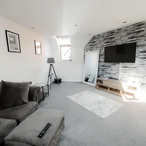 https://spacious-2-bed-apartment-800-metres-from-the-beach.bournemouth-hotels.org