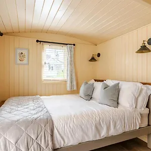 https://shepherds-hut.tophotelsbath.com